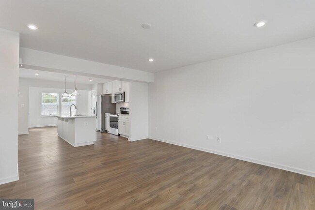 Building Photo - 233 Clifton Mnr