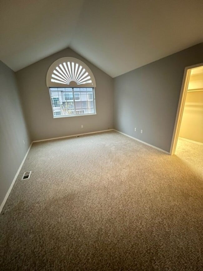 Building Photo - Updated 3 Bedroom Condo!