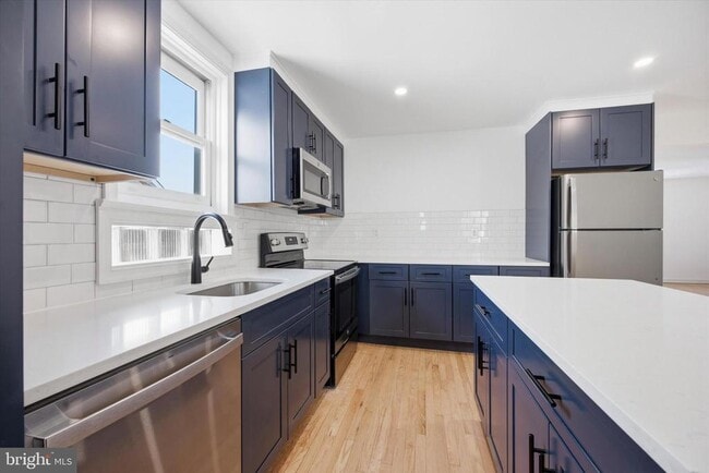 Building Photo - 734 Sunnyside Ave