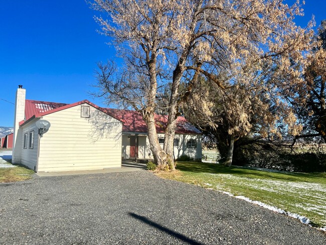 Building Photo - Charming 3 Bedroom 2 Bathroom Country Home...