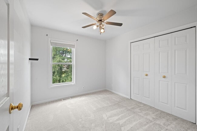 Building Photo - 406 Lakewood Dr
