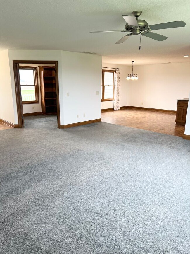 Building Photo - NEW LISTING! 3 Bedroom home