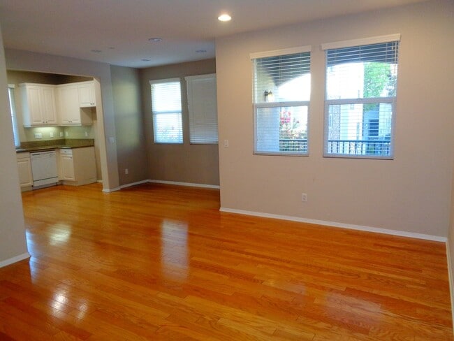 Building Photo - 3 Bed 3 Bath Condo for Rent at the Whittie...
