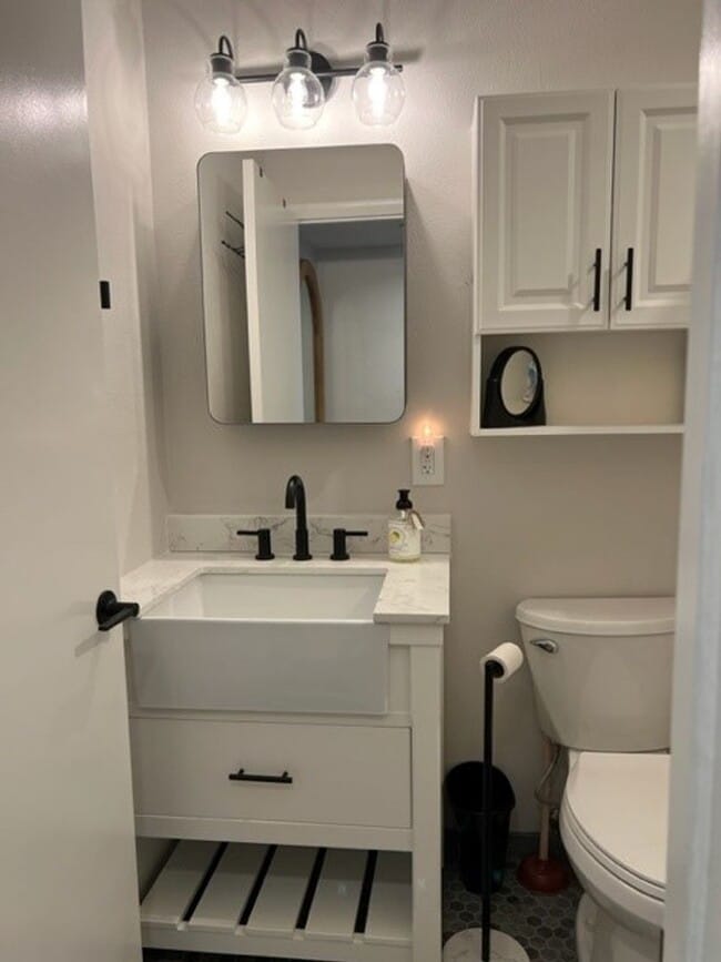 Building Photo - 1BR/1BA Newly Renovated Canal front Condo on Venice Island