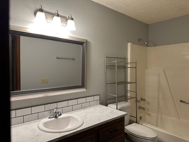Building Photo - 2 bedroom rental