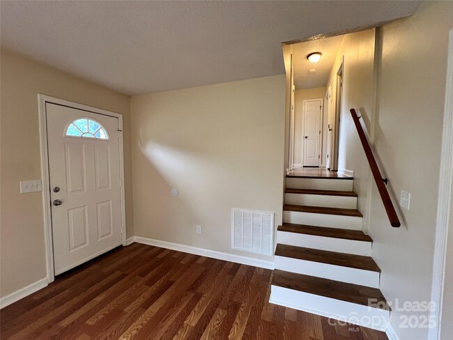 Building Photo - 140 Brookhollow Dr