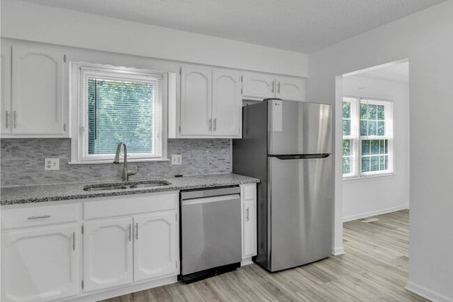 Building Photo - 405 S Montclaire Dr