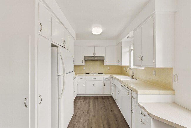 Building Photo - HUGE 2 bed 2 bath in Prime Santa Monica!