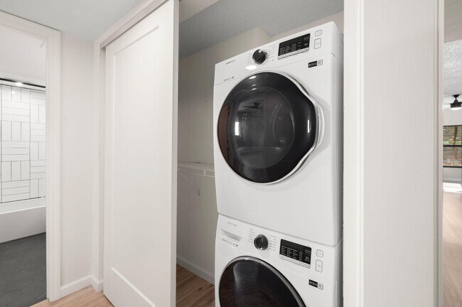 Building Photo - 6175 S Mirror Lake Dr