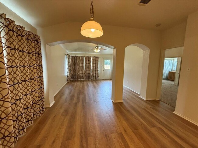 Building Photo - 916 Whitehall Dr