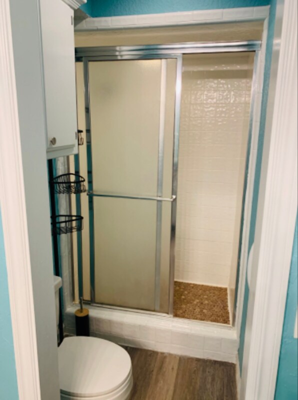 Building Photo - 2412 E Hills Dr