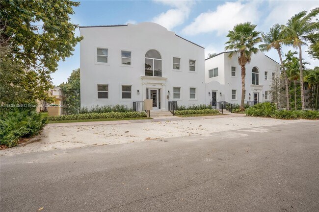 Building Photo - 624 Santander Ave
