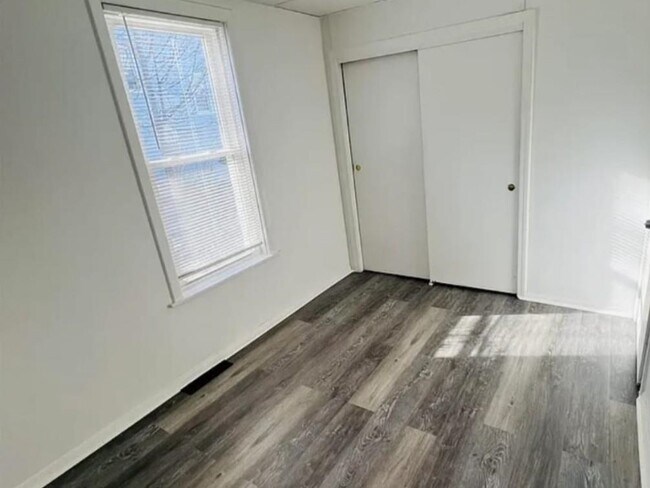 Building Photo - 384 Belmont St