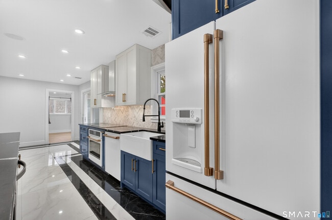 Building Photo - 6 Brighton St