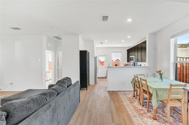 Building Photo - 308 Singing Dove Wy