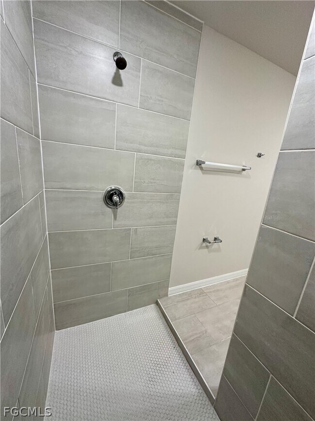 Building Photo - 3821 SW 9th Ave