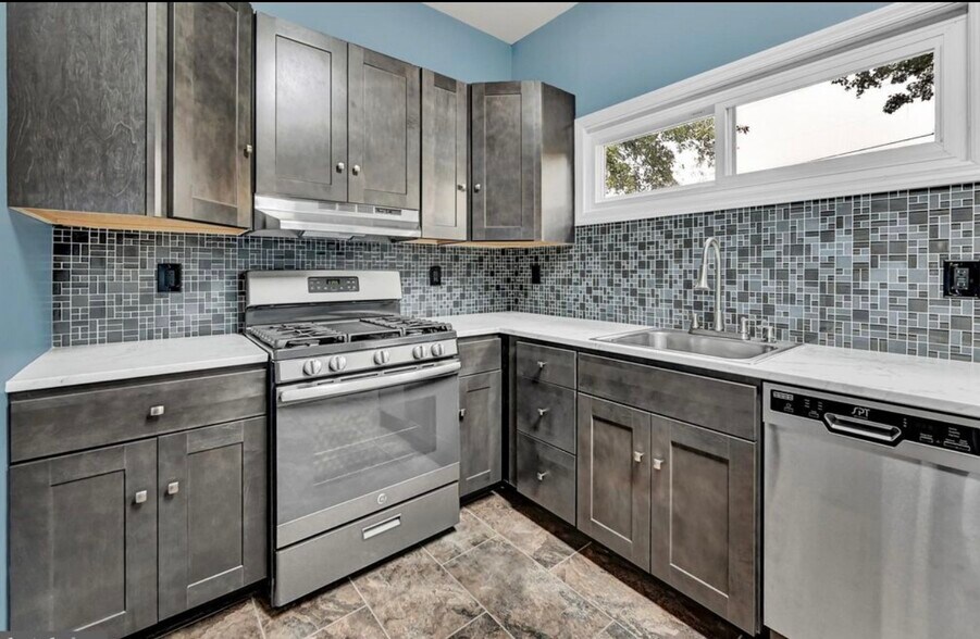 Building Photo - 130 Hull Dr