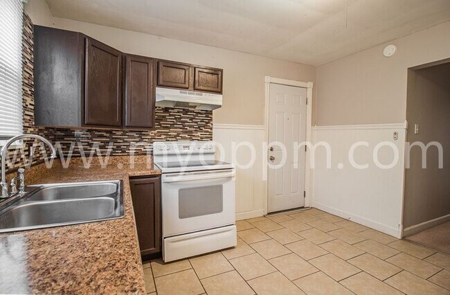 Building Photo - 3008 Seward St