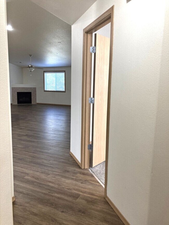 Building Photo - Ranch-Style Home With Gas Fireplace and Wa...