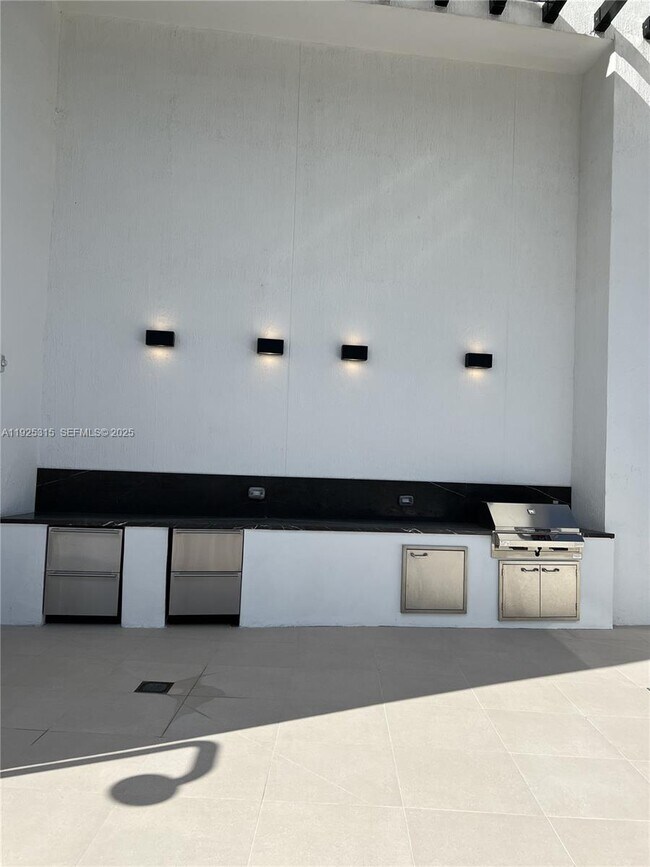 Building Photo - 225 N Miami Ave