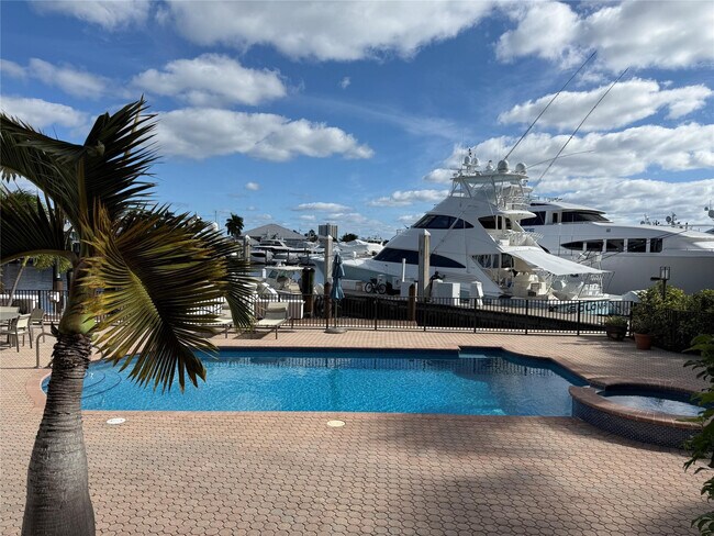 Building Photo - 1050 Seminole Dr