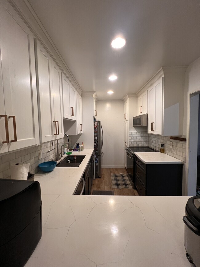 Building Photo - 5651 Sumner Way