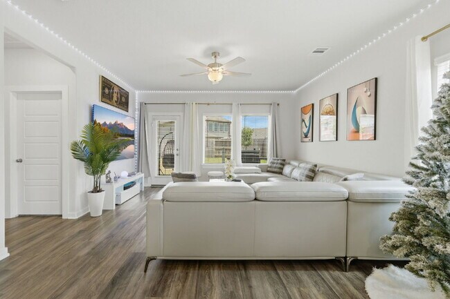 Building Photo - Gorgeous like new home in Montgomery Oaks!