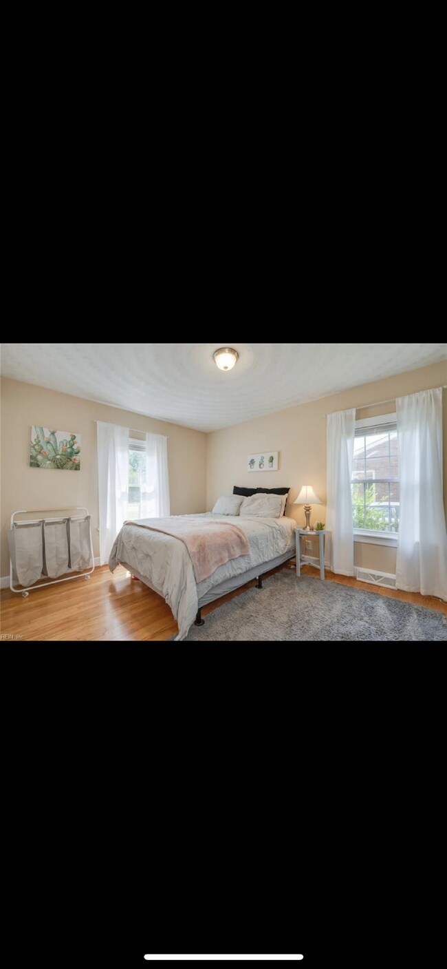 Building Photo - "Charming 4-Bedroom Portsmouth Retreat with Fireplace & Gleaming Hardwood Floors-Room Rental Offe...