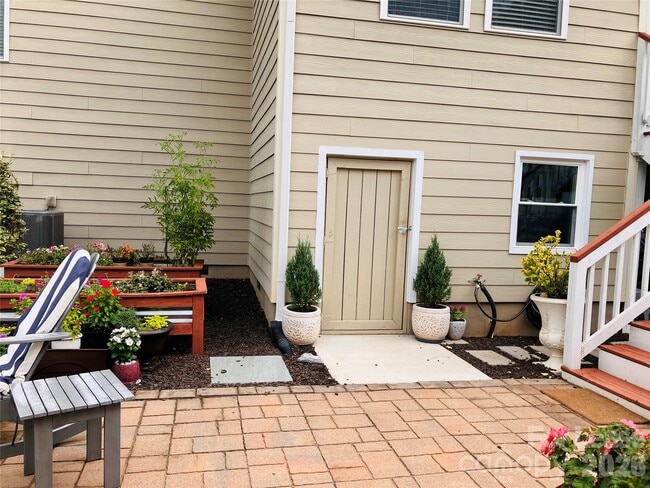 Building Photo - 8634 Shadetree St