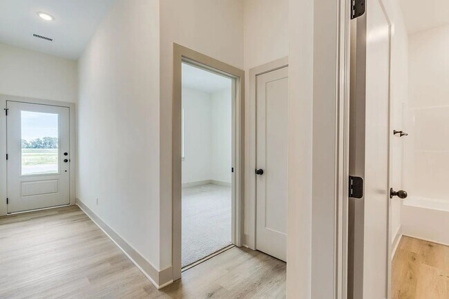 Building Photo - Beautiful and Modern 2 Bedroom