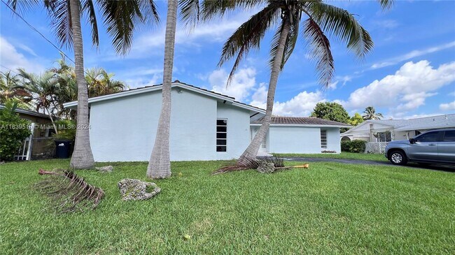Building Photo - 19830 Bel Aire Dr