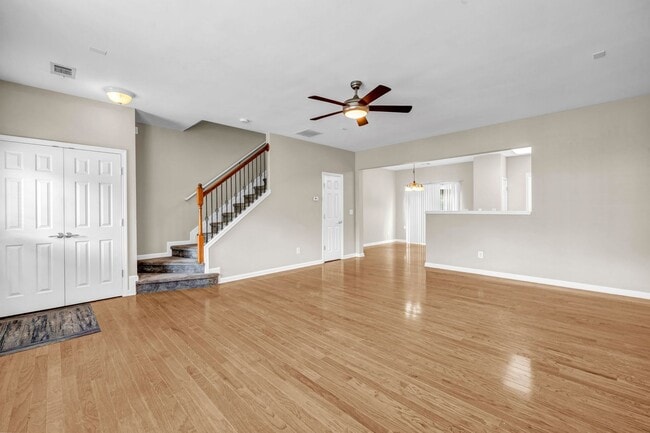 Building Photo - SPACIOUS 3 BEDROOM TOWNHOME