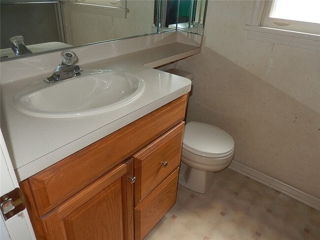 Building Photo - 214 E Spruce St