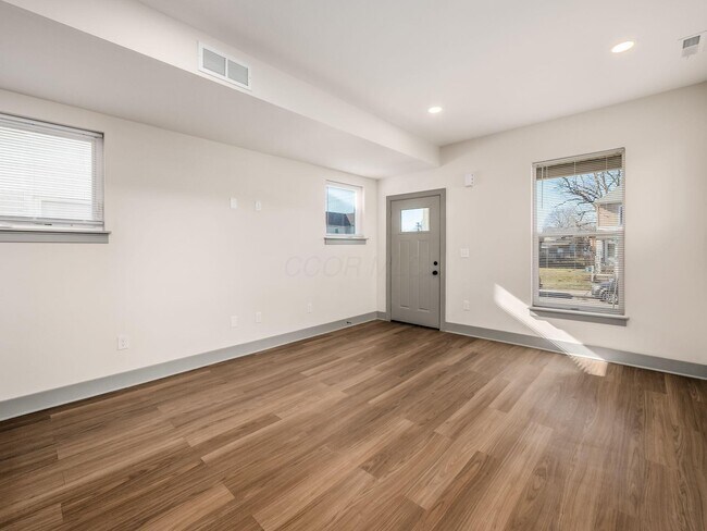 Building Photo - 384 Whitethorne Ave
