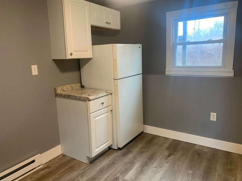 Building Photo - 354 Main St