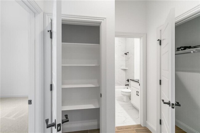 Building Photo - 1600 SW Montrose Ave