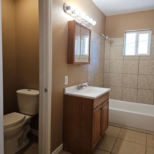 Building Photo - 801 W Golf Course Rd