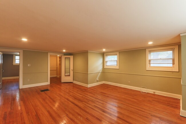 Building Photo - Spacious & Updated in Brookside! ALL appli...