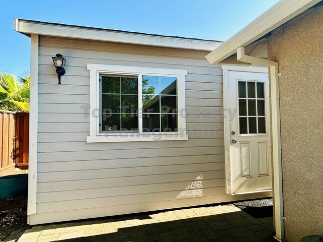 Building Photo - Beautifully updated 3 Bed / 2 Bath / 1,584...