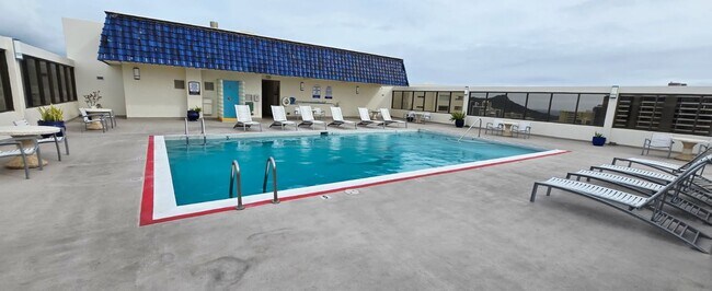 Building Photo - Large One Bedroom Unit- The Villa on Eaton Square #2412