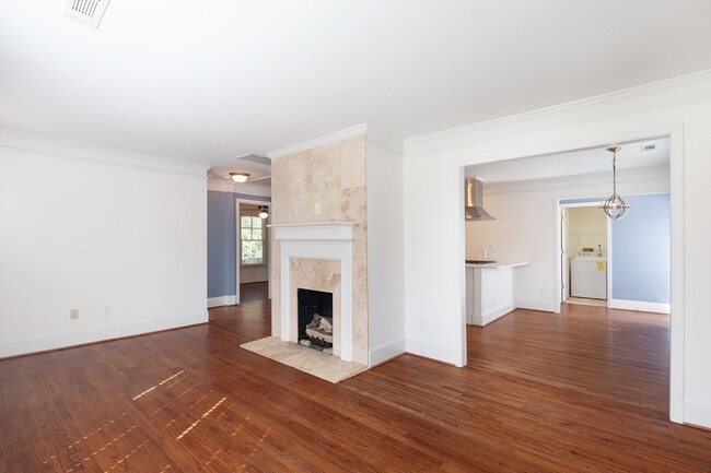 Building Photo - Updated 3/2 Bungalow w/ Large Backyard & M...