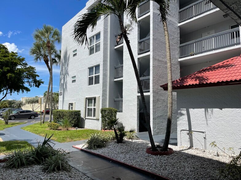 Building Photo - 9461 Evergreen Pl