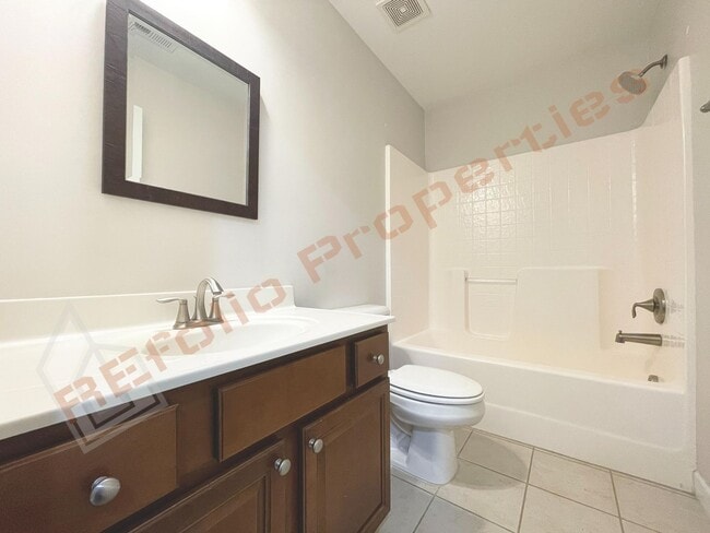 Building Photo - Lovely 5 Bedroom 4 Bathroom Single Family ...