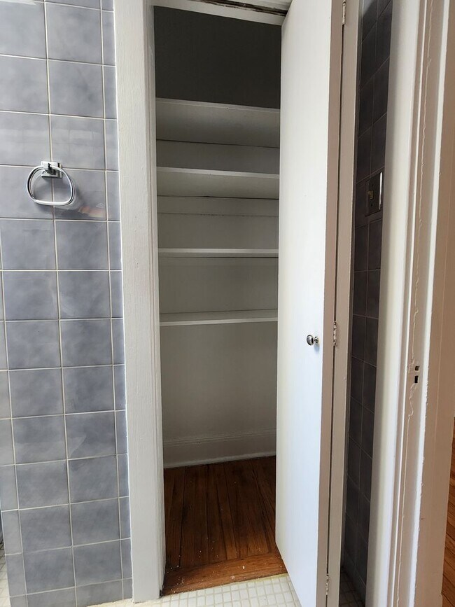 Building Photo - Large 3-bed/1-bath Apartment in the Heart of Rogers Park!