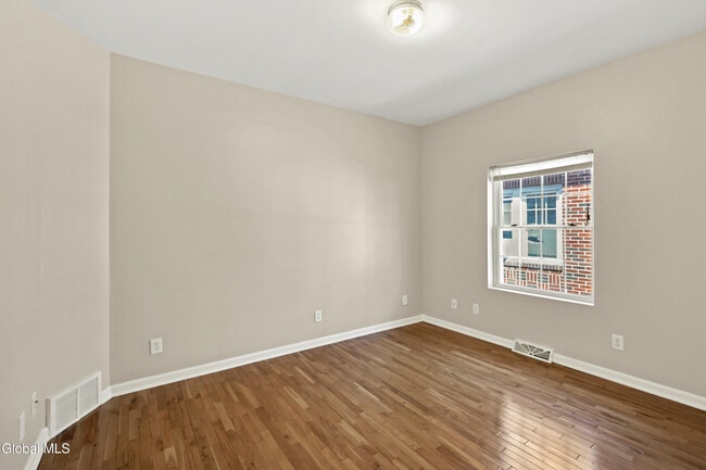 Building Photo - 75 Edgecomb St