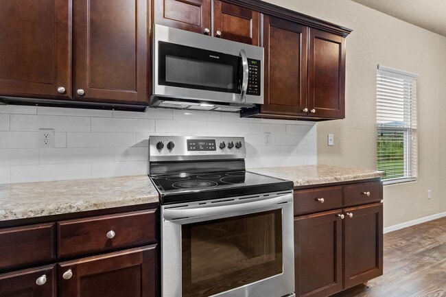 Building Photo - Beautiful home Located in desirable west Fayetteville neighborhood with playground