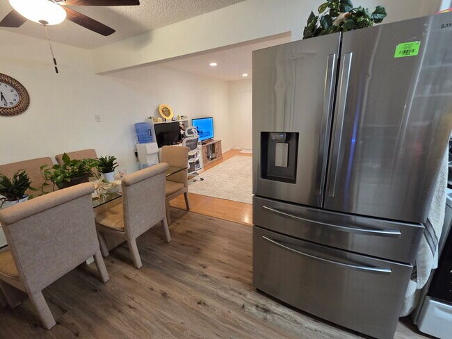 Building Photo - 3 bed 1 bath Duplex with garage and private yard