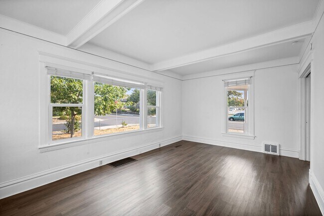 Building Photo - Charming 3 Bed 2 Bath Emerson Garfield Rem...
