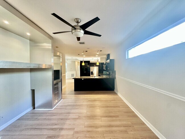 Building Photo - 702 Via Toscana Via