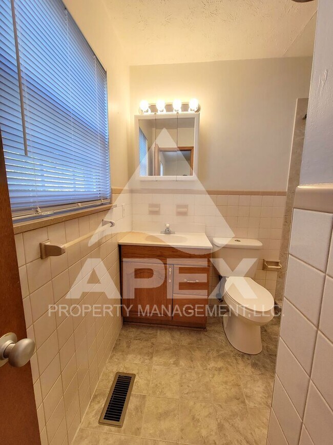 Building Photo - Spacious Ground Floor 1 Bd - 1Ba Apartment in Fountain City! W/D Hookup!